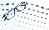 حضور بینایی سنج و فروشگاه عینک در مرکز بهداشت و درمان 