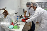 تولید و توزیع محلول ضدعفونی کننده توسط کارشناسان مرکز بهداشت و درمان دانشگاه