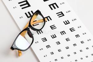ارائه خدمات بینایی سنجی و نمایشگاه فروش عینک در مرکز